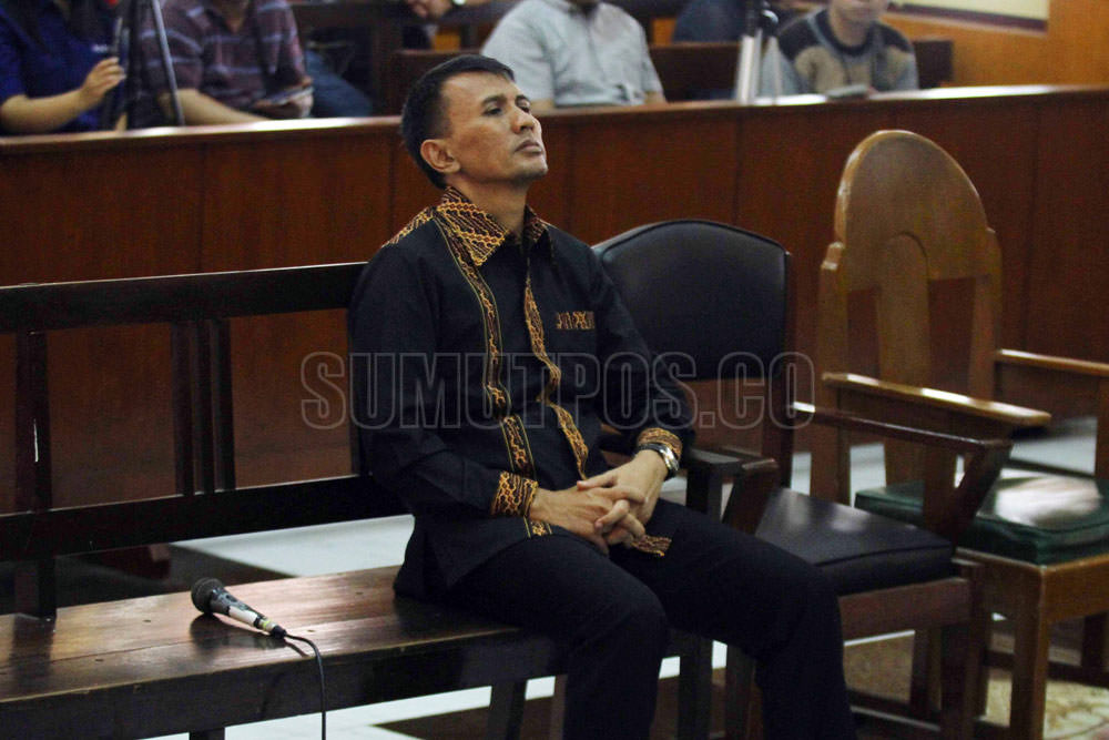 Foto: Sutan Siregar/Sumut Pos Mantan Gubernur Sumut yang menjadi terdakwa kasus suap anggota DPRD Sumut, Gatot Pujo Nugroho, mengikuti persidangan putusan di Pengadilan Negeri Tipikor Medan, Sumatera Utara, Kamis (9/3). Gatot Pujo Nugroho dijatuhkan hukum