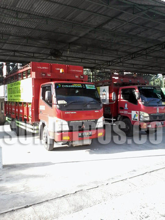 SUNYI: Sejumlah truk pengangkut gas elpiji yang sedang terparkir di pangkalan agen penjual tabung berisi air. (Surya/Sumut Pos)