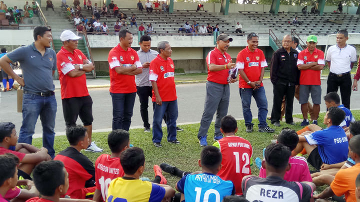 Pelatih timnas U-16, Fachri Husaini memberi arahan kepada peserta seleksi timnas U-16.