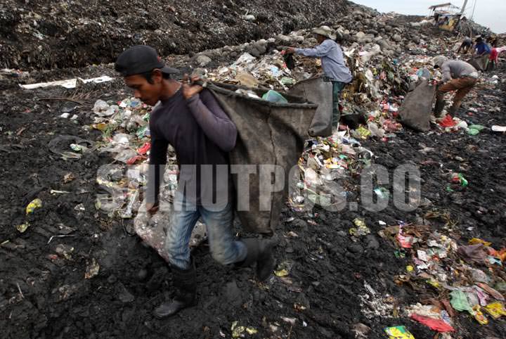File/SUMUT POS Pemulung memungut sampah plastik di Tempat Pembuangan akhir (TPA) Terjun, Kecamatan Medan Marelan, Rabu (13/8). Akibat dari tumpukan sampah yang berserakan diruas jalan sejumlah truck sampah terpaksa antri hingga dua hari.