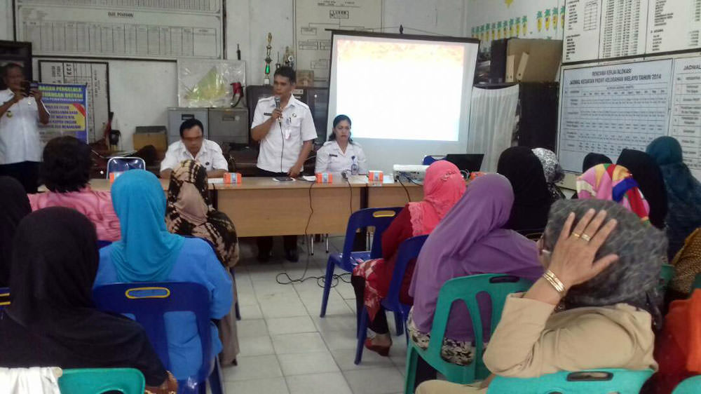 Foto: BNNK Pematangsiantar Badan Narkotika Nasional Kota Pematangsiantar menggelar kegiatan KIE (Komunikasi Informasi dan Education) seputar bahaya narkoba, ke Ibu-ibu PKK di Kelurahan Melayu, Kecamatan Siantar Utara, Rabu (26/4).