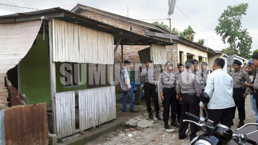 Foto: Sormin/PM Polisi berjaga-jaga di lahan garapan Jalan Jermal 15, Gang Dujo, Percut Seituan, pascarubuh saat penggerebekan yang dilakukan Personil Ditres Narkoba Poldasu, Kamis (6/4).