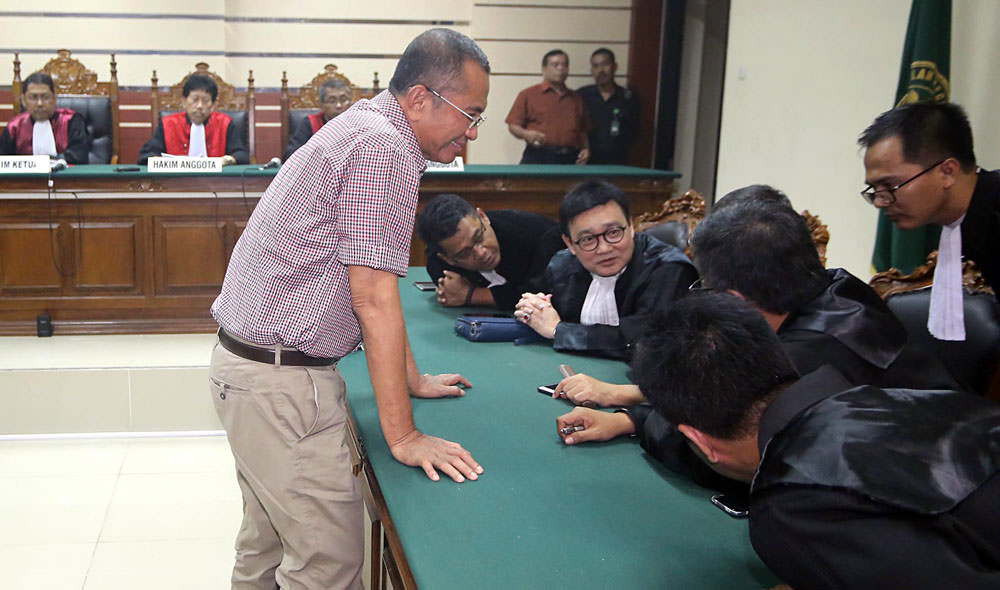 Foto: Dite Surendra/Jawa Pos Dahlan Iskan saat sidang di Pengadilan Tipikor  Surabaya, Jalan Raya Juanda, Sidoarjo kemarin(21/4/2017). Hakim Ketua M Tahsin memvonis 2 tahun penjara dengan denda Rp 100 juta dalam kasus korupsi pelepasan aset PT PWU.