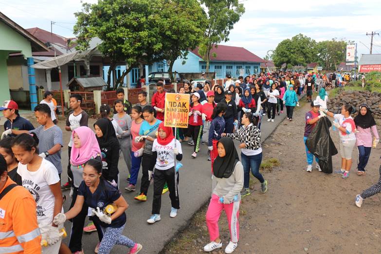 Sekitar 500 remaja dan masyarakat mengikuti kegiatan jalan santai di Kecamatan Batang Toru, Sabtu (22/4) pagi.