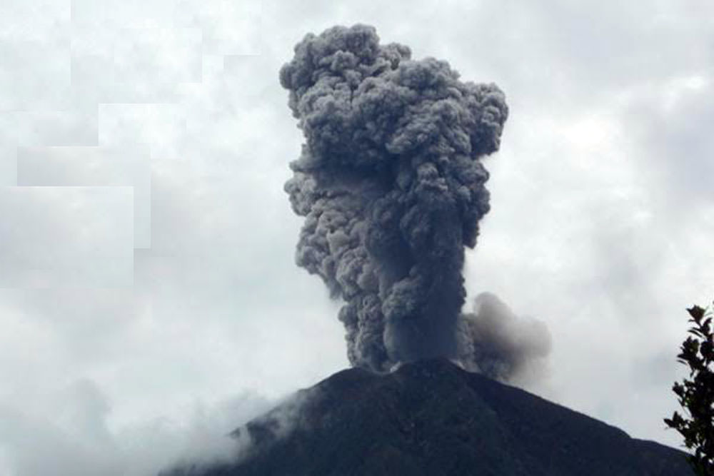 Foto: Anita/PM Gunung Sinabung kembali memuntahkan debu vulkanik setinggi 1.000 meter, Jumat (12/5/2017).