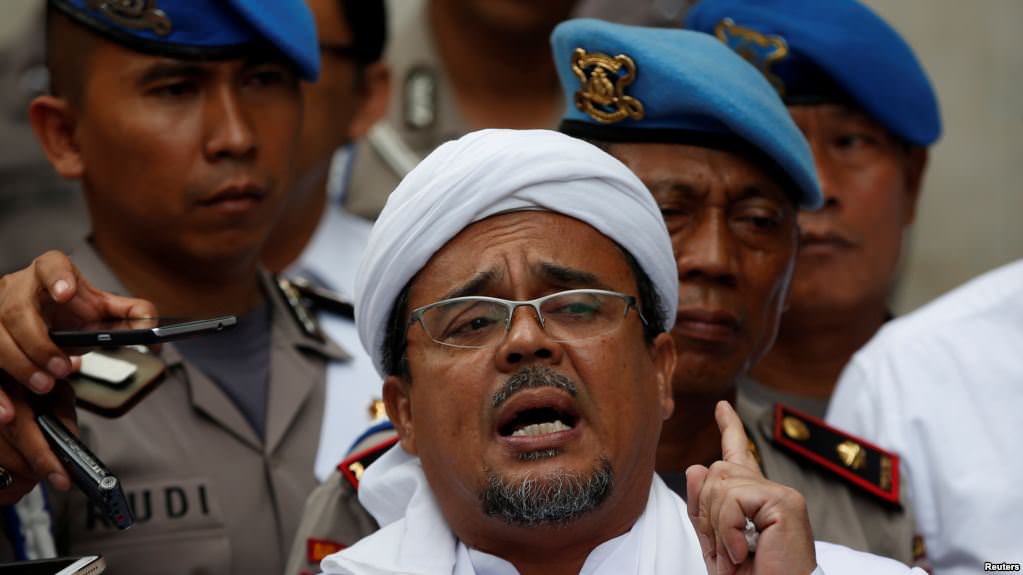 Habib Rizieq, saat berbicara pada polisi ketika tiba di markas besar Kepolisian di Jakarta, 1 Februari 2017.