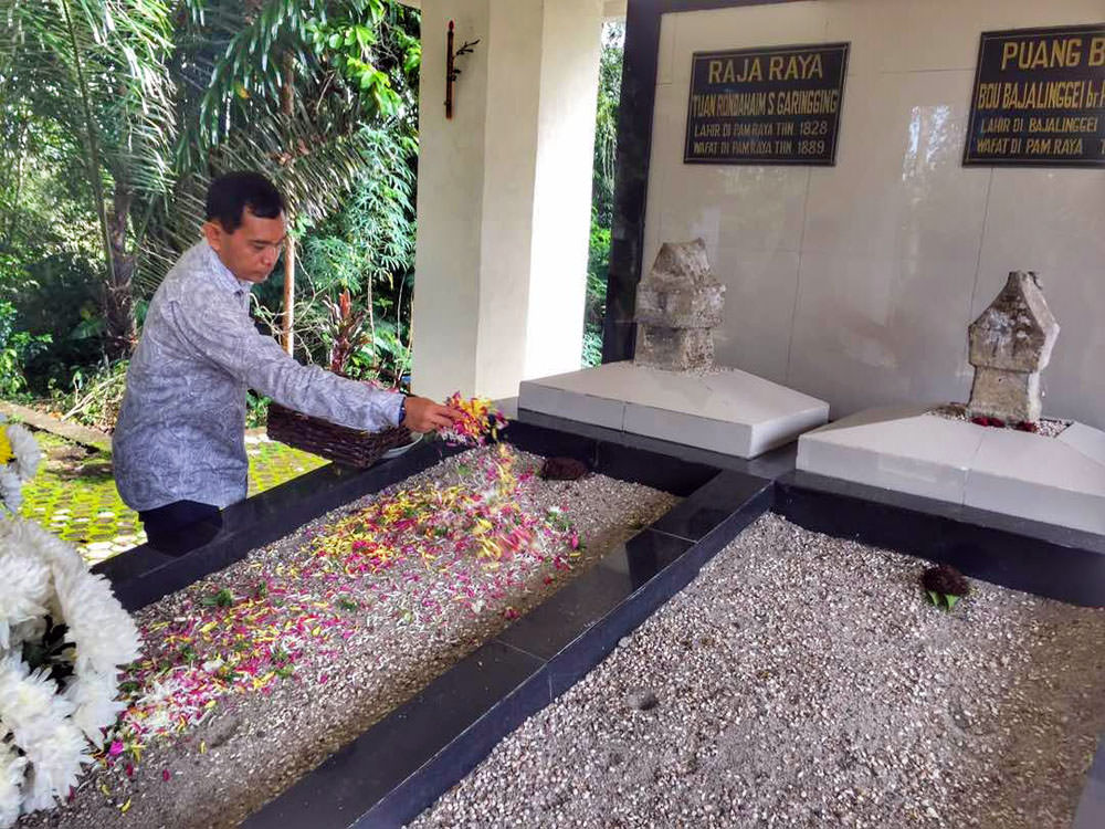 Foto: Tonggo Sibarani/Metro Siantar Bupati Simalungun JR Saragih berziarah ke makam Raja Raya Rondahaim Saragih Garingging bersama jajaran Pemerintahan Kabupaten Simalungun serta anggota dewan DPRD Simalungun Betty Sinaga di Pematang Raya, Kabupaten Simal