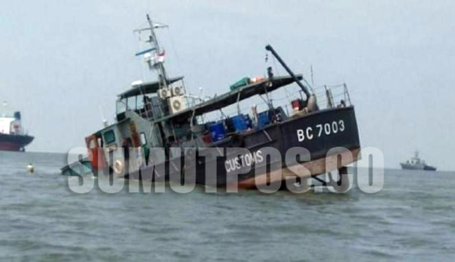 Foto: Sumut Pos/istimewa Karam : Kapal patroli Bea Cukai (BC) 7003 karam di perairan Belawan usai menabrak bangkai kapal.