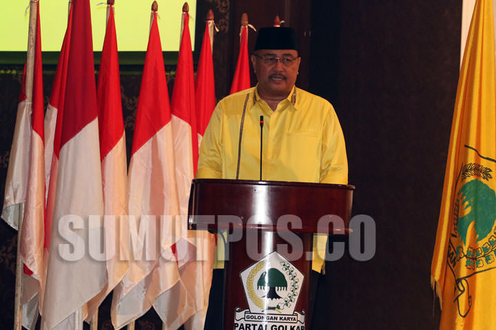 Foto: ANDIKA/SUMUT POS TERHARU: Ngogesa Sitepu mengaku terharu dengan keputusan yang diambil dalam Rapimda DPD Partai Golkar. Dia menangis dan juga pasrah dengan apapun yang diputuskan DPP.