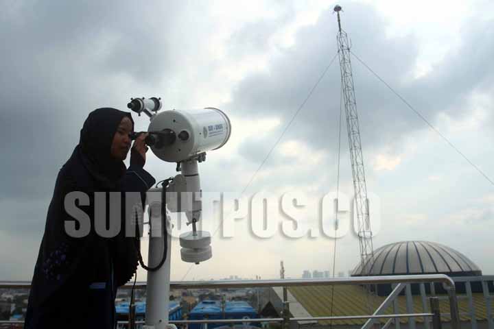 ILUSTRASI: Seorang petugas Observatorium melihat hilal yang akan muncul di Observatorium Ilmu Falak (OIF) Jalan Denai Medan, jumat (26/5) Berdasarkan sidang isbat dan pantauan hillal penetapan awal ramadan jatuh pada besok hari, Sabtu (27/5). (DOK: SUTAN SIREGAR/SUMUT POS)