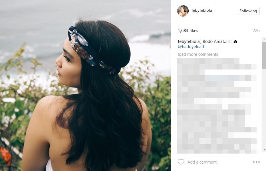 Feby Febiola menjawab kritikan netizen dengan memamerkan punggungnya.