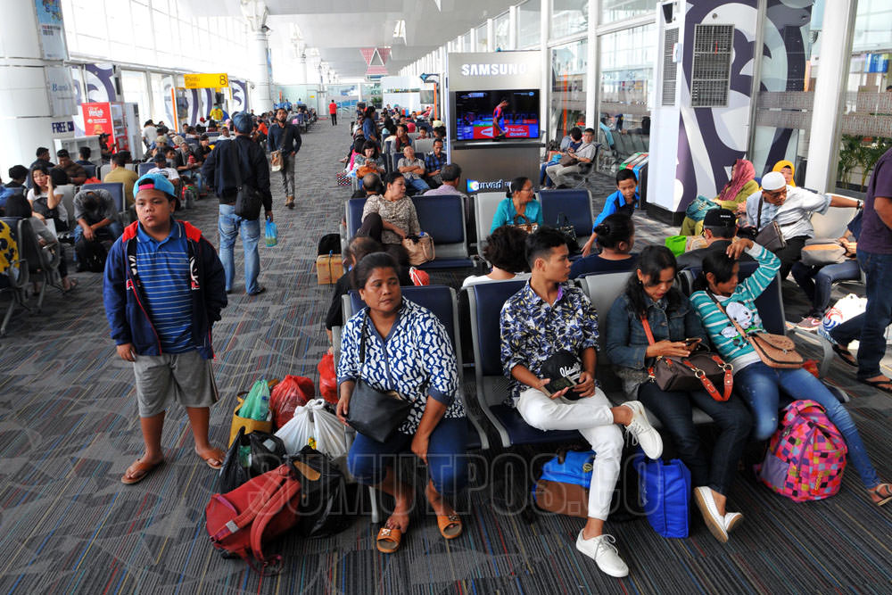 Foto: SUTAN SIREGAR/SUMUT POS Ratusan calon penumpang menunggu keberangkatan di Bandara Kualanamu kabupaten Deli Serdang, Kamis (21/6) Jelang perayaan idul fitri bandara mulai dipadati penumpang untuk mudik ke berbagai daerah.