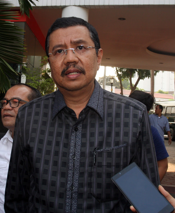 Wakil Gubernur Sumatera Utara (Sumut) Tengku Erry Nuradi memberikan keterangan kepada wartawan usai diperiksa sebagai saksi di Kejaksaan Agung, Jakarta, Rabu (5/8). Kejagung memeriksa Tengku Erry Nuradi selama 6 jam sebagai saksi dugaan korupsi dana bantu