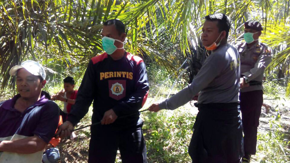 Foto: Ricardo Manurung/PM Evakuasi mayat pria telanjang di seputaran sungai Lae Simbolon, Dairi, Minggu (18/6) sore.