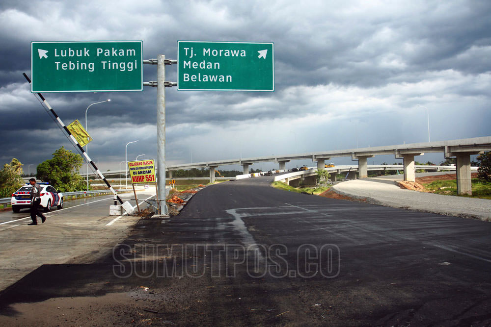 Foto: SUTAN SIREGAR/SUMUT POS Pengendara melintas di jalur pembangunan jalan tol Medan-Tebing Tinggi, di Deli Serdang, Selasa (13/6/2017). Gubernur Sumut Tengku Erry melakukan peninjauan untuk melihat perkembagan proyek jalan tol yang akan digunakan untuk