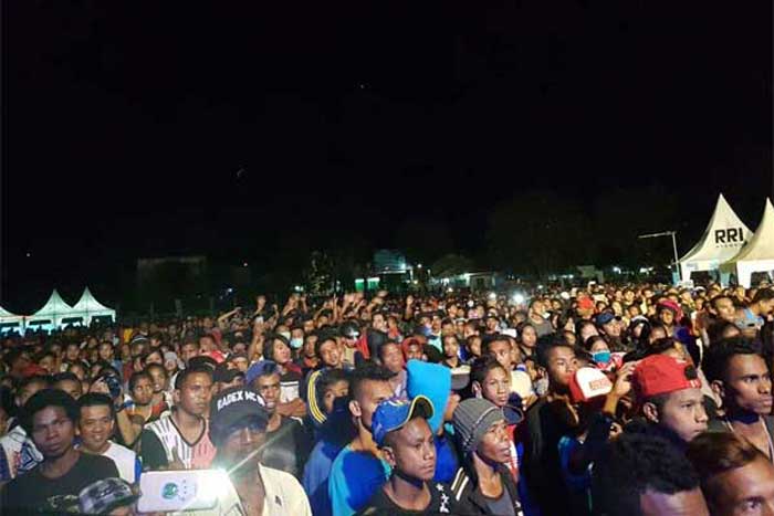 Saat memasuki H-2 Lebaran, Jumat (23/6) malam, Lapangan Simpang Lima Atambua dibalut Konser Musik Wonderful Indonesia Atambua.