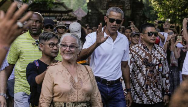 Foto: Johannes P. Christo/kps/net Mantan Presiden Amerika Serikat, Barrack Obama (tengah) mengajak keluarganya mengunjungi Pura Tirta Empul Tampak Siring, Gianyar, Bali, 27 Juni 2017.