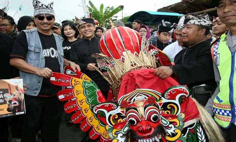 Menteri Pariwisata Arief Yahya di sela-sela #Menteri Pariwisata Arief Yahya menghadiri parade Barong Ider Bumi di Desa Wisata Kemiren, Banyuwangi, Senin (26/6).