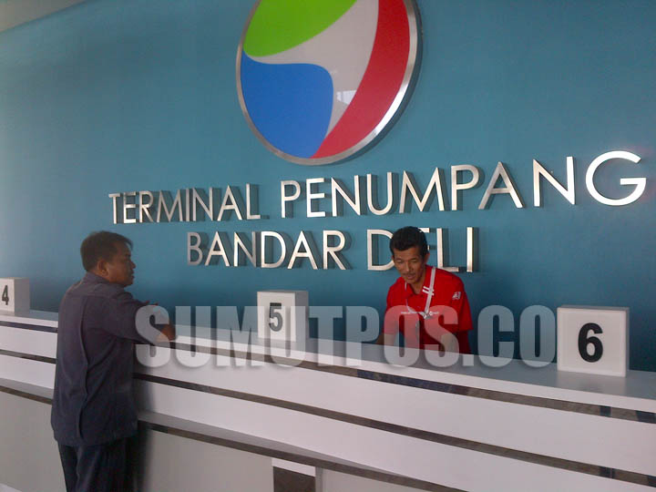 Foto: sumut pos/fachrul rozi Public Relation PT Pelindo I Cabang Belawan mengecek kesiapan fasilitas di terminal penupang Bandar Deli Belawan, Kamis (8/6) sore.
