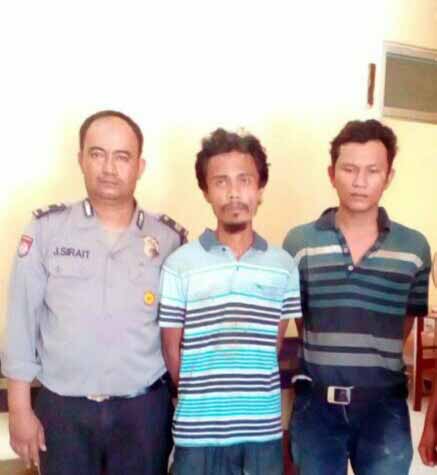 Foto: SURYA BHAKTI/SUMUT POS TERSANGKA: Kedua tersangka pencurian kelapa sawit milik PT PP Lonsum saat diamankan di Mapolsek Firdaus.