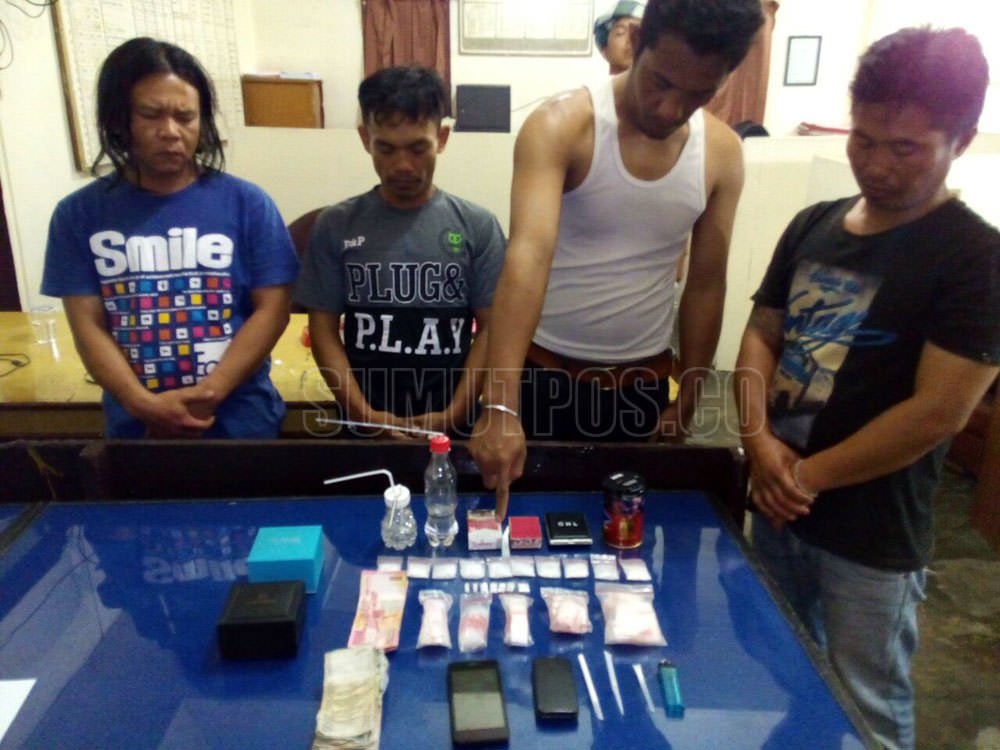 Foto: Ius/PM Keempat tersangka beserta seluruh barang bukti diamankan di ruang Sat Narkoba Polres Karo.