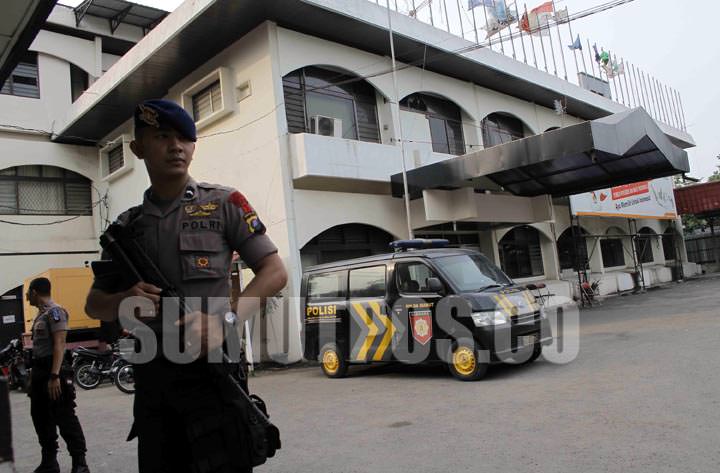 /SUMUT POS Anggota Kepolisian bersenjata lengkap berjaga di sekitar pelataran gedung KPU Sumut, Jalan Perintis Kemerdekaan, Medan, Selasa (22/7). Pengamanan tersebut guna mengantisipasi kericuhan pendukung capres-cawapres menyusul pengumuman pemenang Pilp