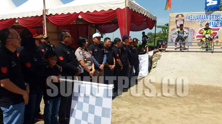 Foto : Sopian/Sumut Pos  BMX CROSS: Kapolres Tebingtinggi AKBP Ciceu Cahyati mengkibaskan bendera start tanda dibukanya kejuaraan BMX Open Super Cross 2017.