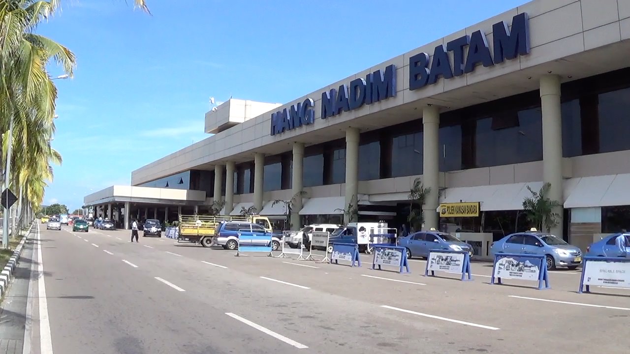 Bandara Internasional Hang Nadim di Batam, Kepulauan Riau butuh pengembangan fasilitas. Saat ini, sudah ada 11 investor yang menyatakan bersedia ambil bagian.
