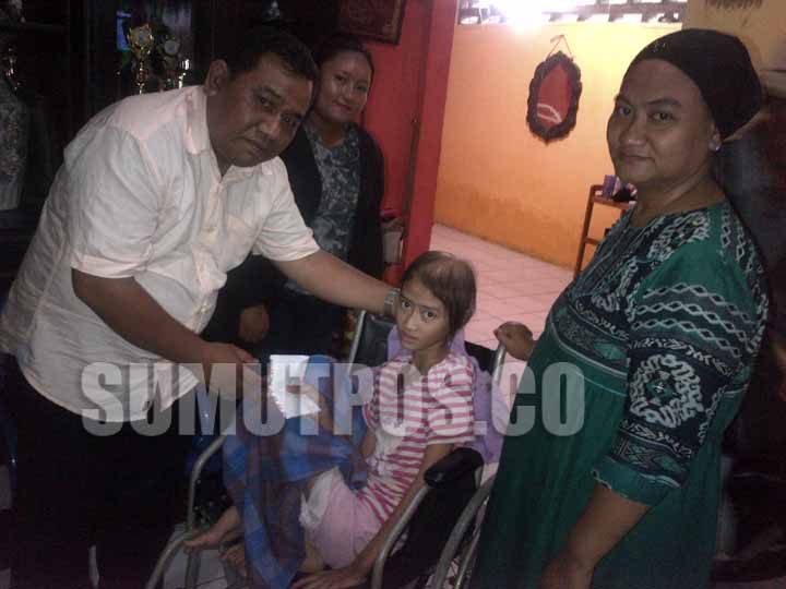 Foto: sumut pos/fachrul rozi  Siti Khatijah alias Kety saat menerima bantuan dari perwakilan grup  whatsapp Ruang Publik Medan Utara, Jumat (14/7) sore.