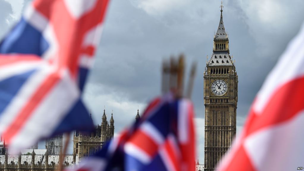 Foto: VOA Bendera Inggris berkibar dekat Menara Elizabeth atau terkenal dengan nama Big Ben, di London pusat, 9 Juni 2017.