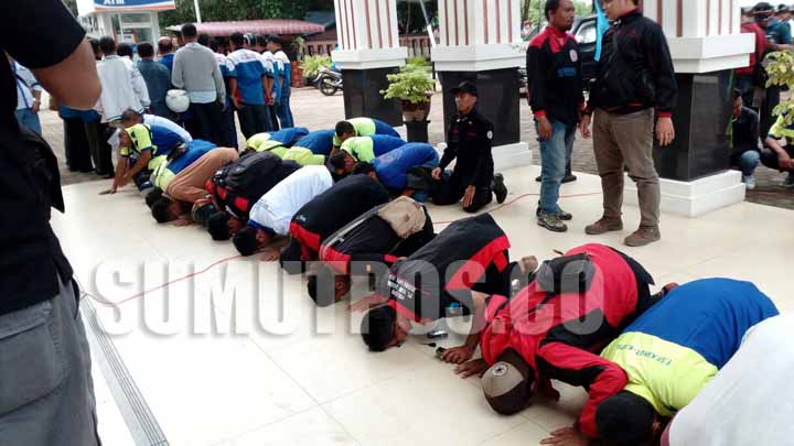 Foto: BAGUS SYAHPUTRA/Sumut Pos Para buruh gelar aksi sujud syukur di depan Gedung PTUN Medan.