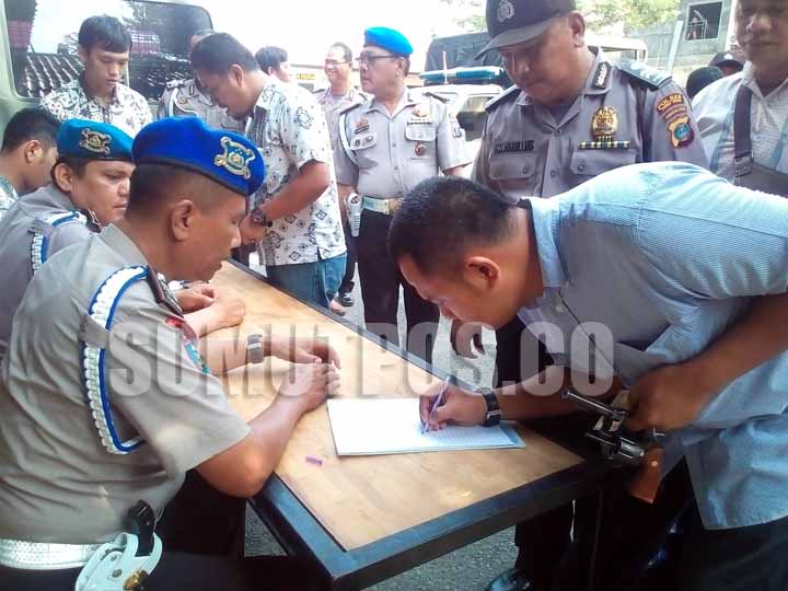 Foto: SOPIAN/SUMUT POS  CEK SENPI: Jajaran personel Polres Tebingtinggi diperiksa oleh Propam atas kepemilikan senpi.