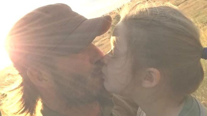 Foto: Instagram David Beckham cium bibir putrinya.