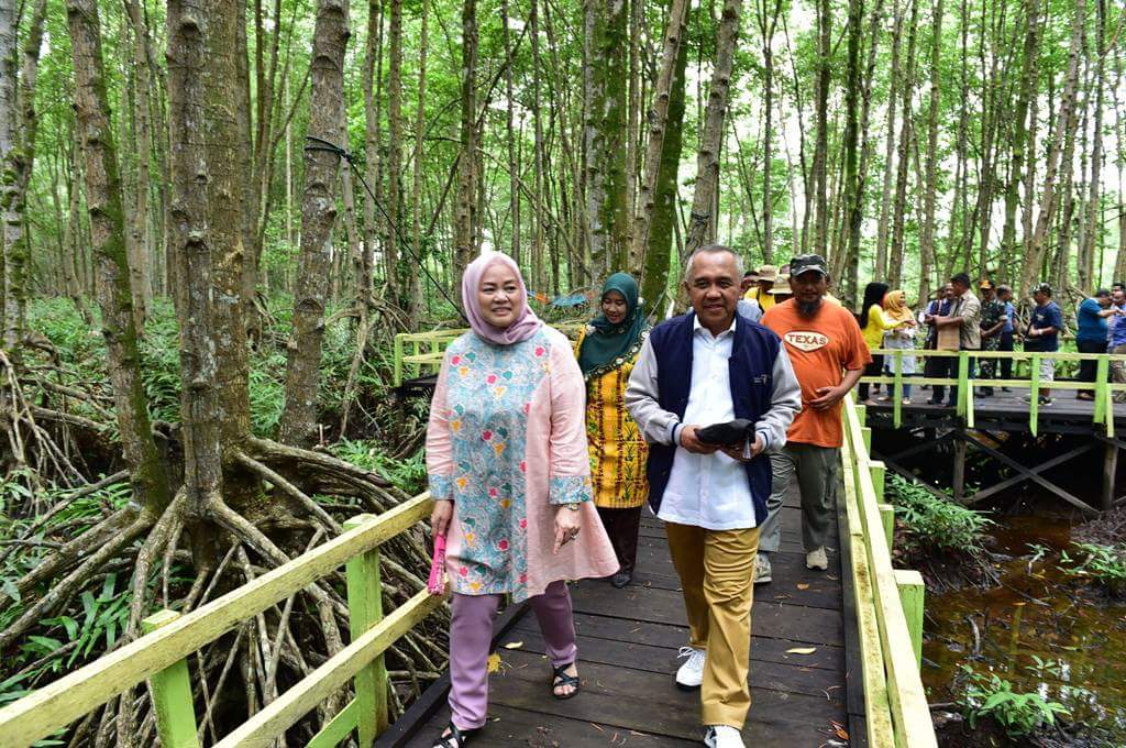 Selain keindahan pantai pasir putih yang dikenal dengan pasir sirsak yang terbentuk secara alami dari fosil-fosil berbagai hewan laut, di Pantai Solop juga terdapat tracking magrove sepanjang 1,5 kilometer.