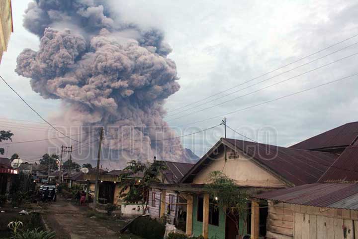 FOTO: DESI ELVETINA/SUMUT POS Erupsi Gunung Sinabung terlihat dari dari Desa Lingga, Kabupaten Karo,Rabu, (16/6).