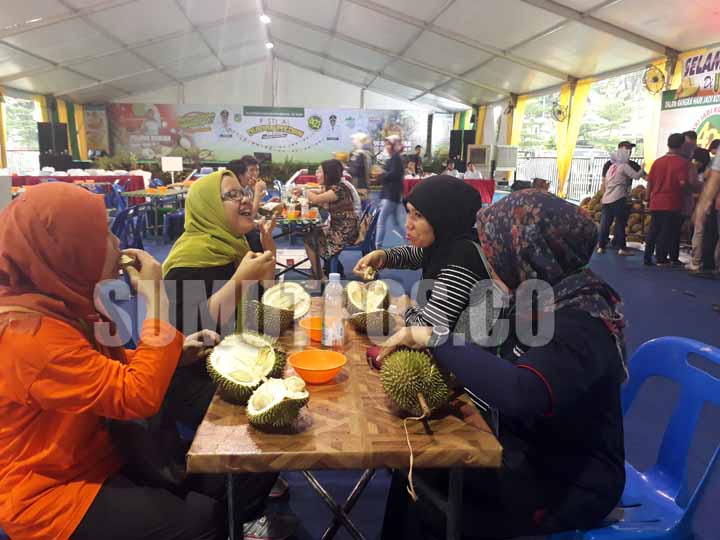 Foto: DRIS/Sumut Pos Beberapa wanita tengah menikmati durian pada Festival Durian Medan di Lapangan Merdeka.