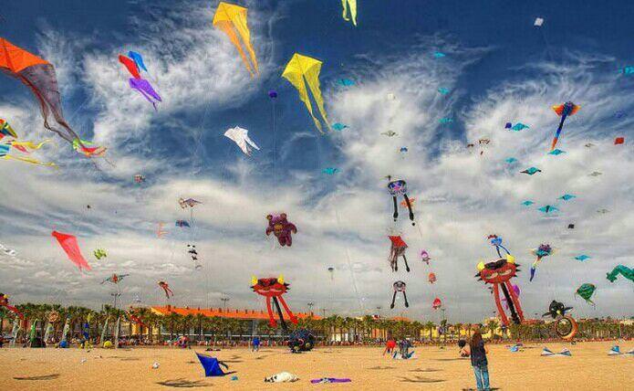 Dinas Pariwisata Provinsi DIY bekerjasama dengan Perkumpulan Pekarya Layang-layang Indonesia (Perkalin), akan menggelar Festival Layang-layang Nasional 2017, di Pantai Parangkusumo Bantul pada Sabtu-Minggu, 8-9 Juli 2017.