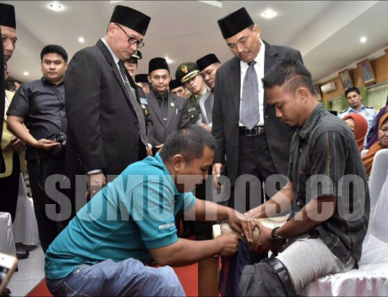 Foto:SOPIAN/Sumut Pos  HUT: Wali Kota Tebingtinggi Ir Umar Zunaidi Hasibuan bersama para mantan Wali Kota dan anggota DPRD Kota Tebingtinggi menyaksikan pemasangan kaki palsu kepada salah seorang warga.