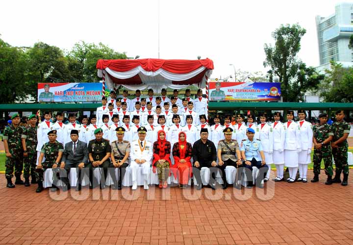 SUTAN SIREGAR/SUMUT POS HUT MEDAN_ BERI PENGHARGAAN.Walikota Medan Drs T Dzulmi Eldin MSi menyerahkan penghargaan kepada PNS pada perayaan Hari Jadi Kota Medan ke 427 di Lapangan Benteng, Medan, Senin (3/7).Penghargaan tersebut  diberikan kepada pegawai n