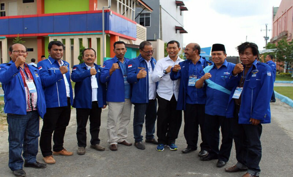 Ketua DPD Partai Demokrat JR Saragih foto berdama sejumlah pengurus DPC Partai Demokrat se-Sumut, di Simalungun City Hotel, Pematang Raya, Kabupaten SImalungun, Minggu (9/7).
