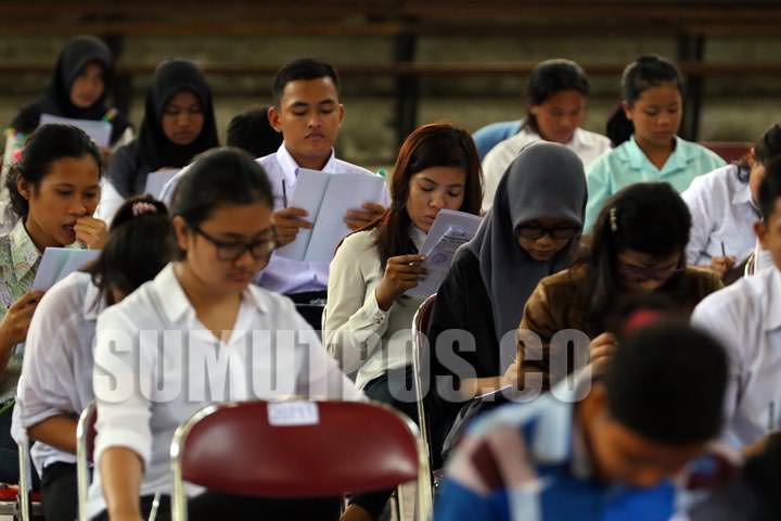 SUTAN SIREGAR/SUMUT POS UJIAN_Sejumlah peserta mengerjakan soal ujian Seleksi Bersama Masuk Perguruan Tinggi Negeri (SBMPTN) 2017 di ruang Serba Guna Universitas Negeri Medan (Unimed), Sumatera Utara, Selasa (16/5/). Sebanyak 58.691 peserta mengikuti SBMP