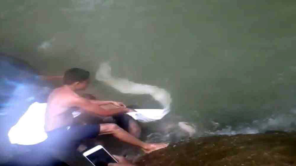 Warga memancing jasad Hasbullah yang tewas tenggelam di lokasi pemandian Air Terjun Jambuara Hatonduhan, Simalungun, hanya menggunakan umpan kain kafan.