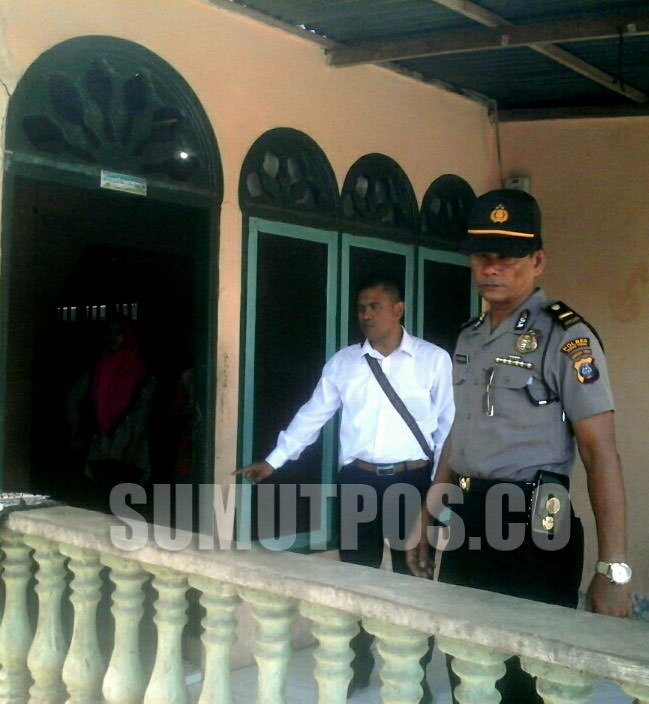 Foto : Sopian/Sumut Pos  OLAH TKP: Tim identifikasi melakukan olah TKP di kediaman Jumiin, yang disatroni perampok.