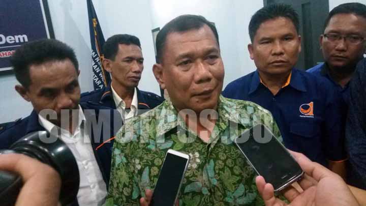 Foto: ANDIKA/SUMUT POS BERI KETERANGAN: Bupati Deli Serdang, Ashari Tambunan (kemeja hijau) saat memberikan keterangan kepada wartawan usai menyerahkan formulir pendaftaran ke Sekretariat DPW Nasdem Sumut, Kamis (6/7).