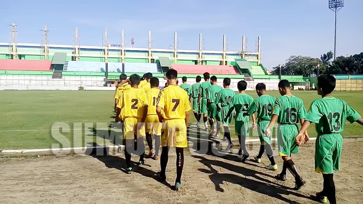 Dua tim saat bertanding di Liga Pendidikan Indonesia (LPI) tahun lalu.