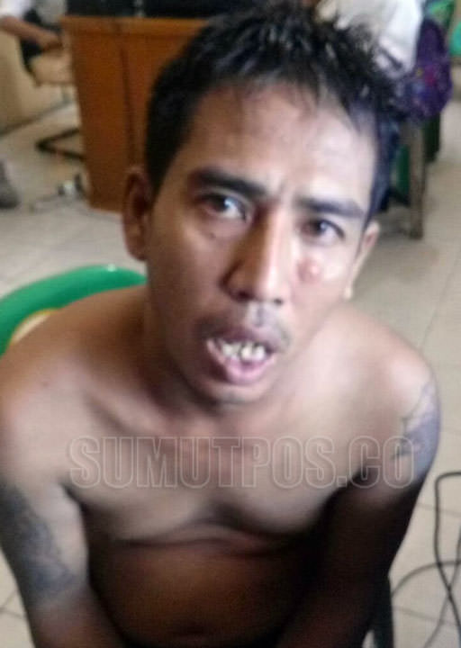 Foto: PM Pelaku Roni Sinulingga saat sedang diperiksa di Polsek Medan Baru.