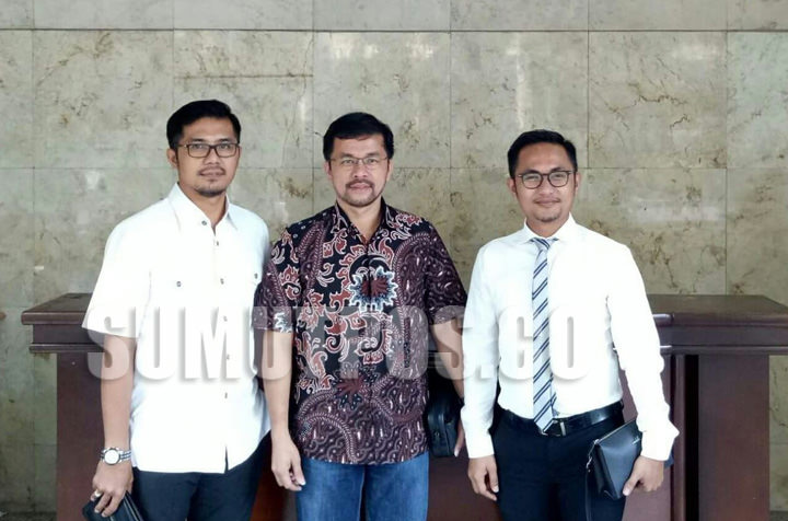 DIABADIKAN: Anggota DPR RI, Marinus Gea, diabadikan bersama kuasa hukumnya di Bareskrim Mabes Polri, beberapa waktu lalu.