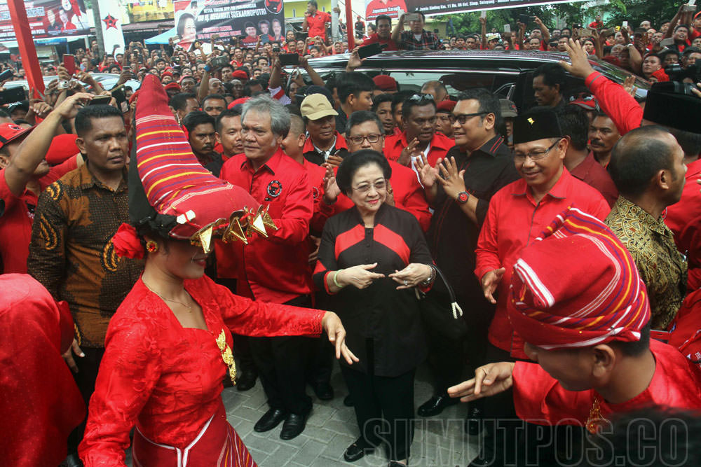 Foto: SUTAN SIREGAR/SUMUT POS Ketua Umum DPP PDI Perjuangan Megawati Soekarnoputri (tengah) didampingi pengurus DPP dan DPD disambut tarian adat Karo, ketika menghadiri Peresmian Kantor DPD PDI Perjuangan Sumatera Utara di Jalan Jamin ginting Medan, Selas