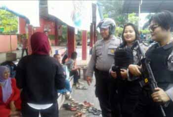 Foto: SOPIAN/ SUMUT POS PATROLI: Petugas Polres Tebingtinggi melakukan patroli dengan bersenjatakan laras panjang di Kolam Renang Gundaling.