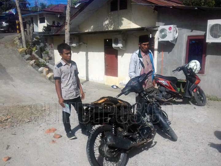 Foto: Oryza Pasaribu/Metro Tabagsel Ghozali dan ayahnya bersama kreta milik mereka saat berada di Polres Kota Padangsidimpuan untuk diperiksa, Kamis (27/7).